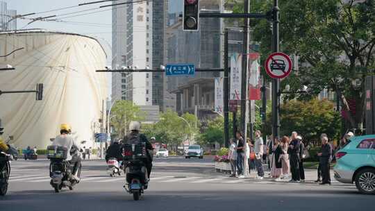 上海城市街头人流车水马龙交通