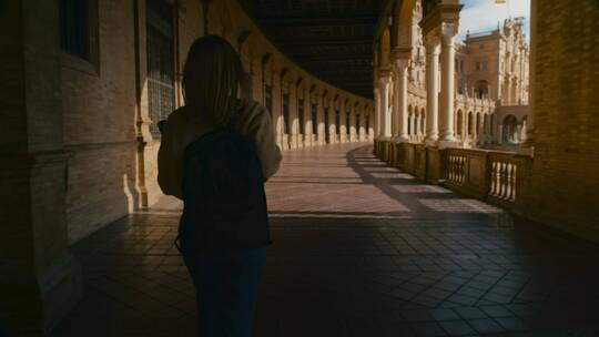 行走在古建筑的走廊里的女人