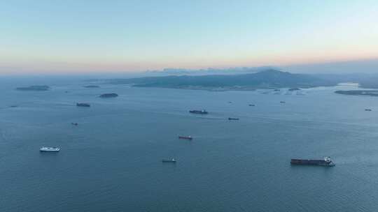 厦门大海航拍鼓浪屿风景海面渔船海岛风光