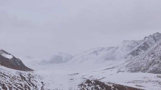 航拍青海德马高速旁的挝卓依垭口雪山