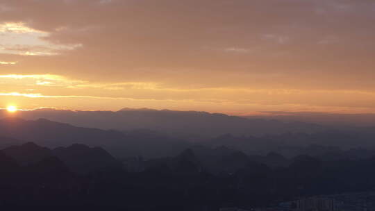 夕阳下的山川大地