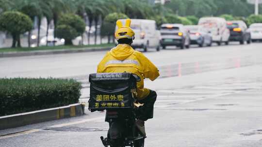 升格雨天的外卖小哥