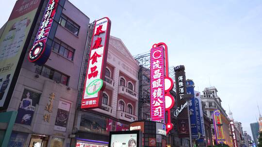南京路步行街霓虹招牌视频素材模板下载