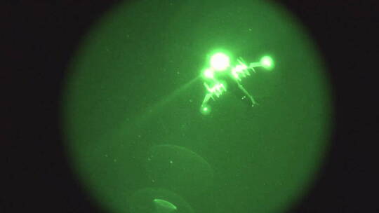 降落伞空投的夜视镜头