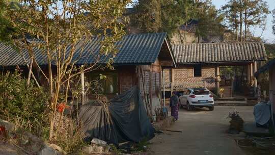 乡村民居前停放的白色轿车