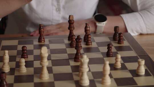 下棋的商业女人