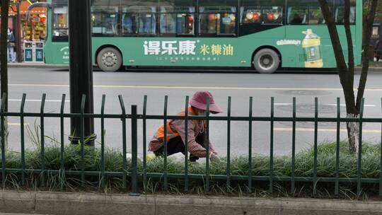 街头马路环卫工人视频素材模板下载