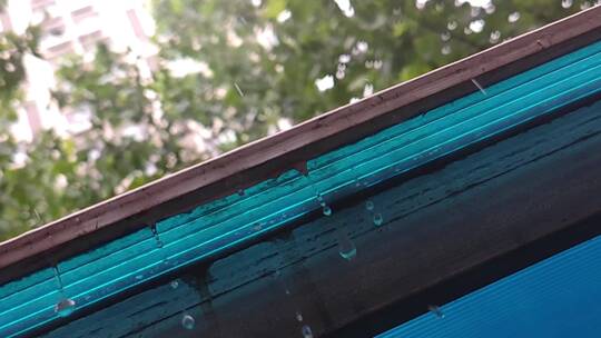 蓝色房檐下的雨滴慢动作