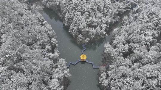 雪中的云和凤凰山水库