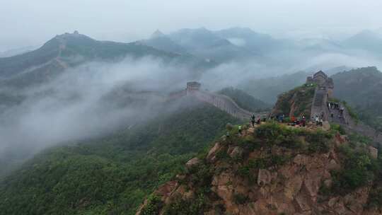 航拍雨后金山岭长城的云雾