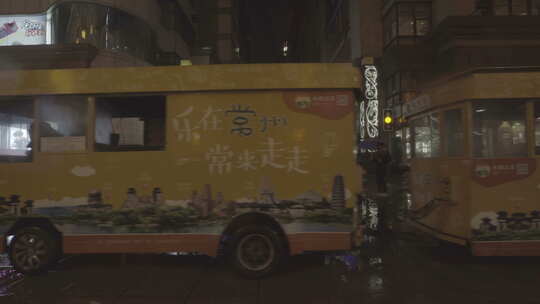 上海南京路步行街雨天夜景视频素材模板下载