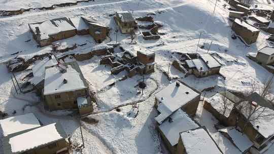 大雪覆盖破败村落航拍视频素材模板下载