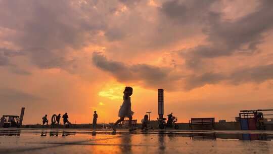 夏季雨后晚霞小孩玩耍诗意剪影