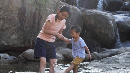亚洲中国人母子双脚赤脚嬉戏玩耍玩水特写
