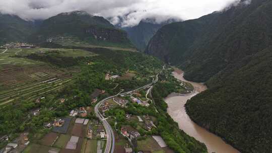 云南丙中洛怒江大峡谷航拍乡村田园风光