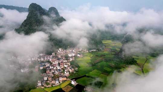 秋天的早晨桂林喀斯特地貌山间的村庄和稻田