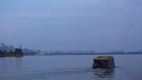 武汉东湖地拍傍晚湖边沿岸树木游船
