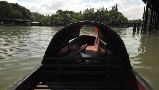 浙江绍兴柯岩景区乌篷船与水上风景视频素材模板下载