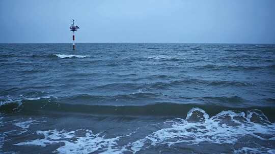 傍晚海边大海波浪