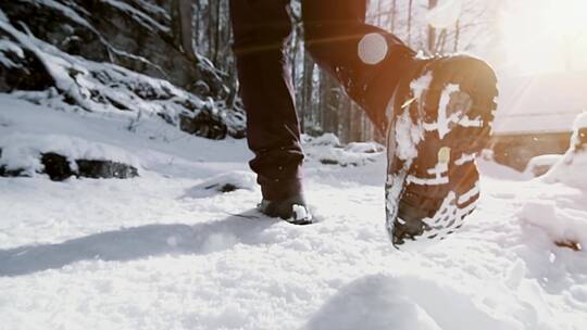 冬季雪山户外徒步