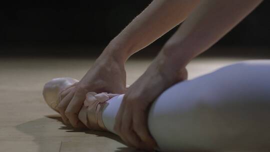 芭蕾舞者受伤按摩脚挫折成长奋斗历程柔韧性
