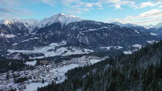 航拍被大雪覆盖的阿尔卑斯山脉全景