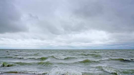 湖面大风浪