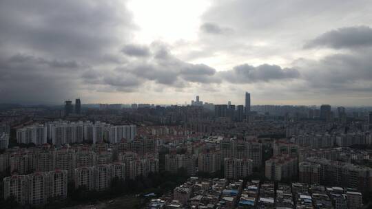 大雨过后的城市