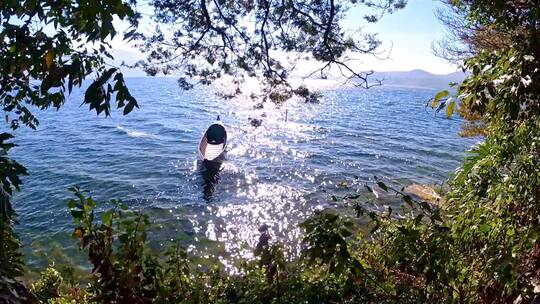 湖泊飘荡的孤独的船水下拍摄