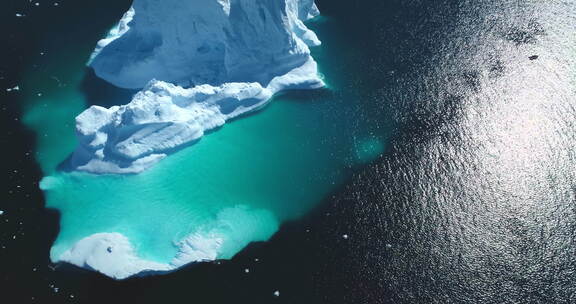巨大融化的冰山漂浮的绿松石海洋