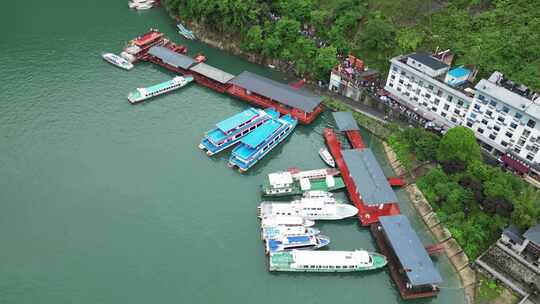 一叶扁舟小东江湖烟雨朦胧航拍长江千岛湖