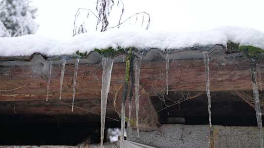 寒潮冬天下雪的村庄田野