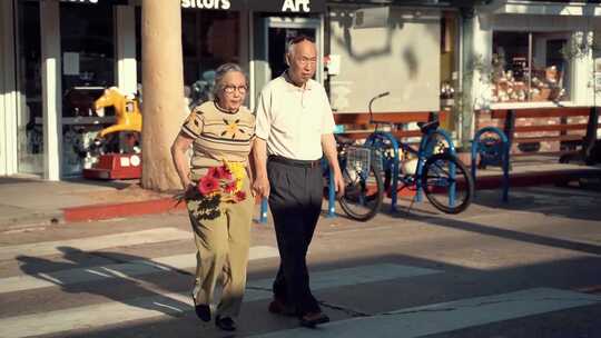 一对老年夫妇穿过街道