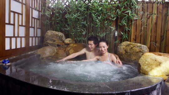 情侣在温泉中享受放松时光