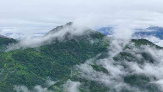 云雾中的大山