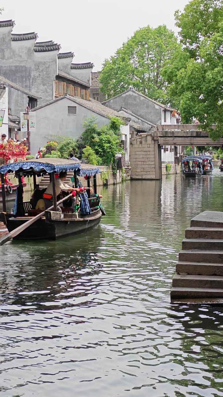 江南水乡古镇乘船游览景象