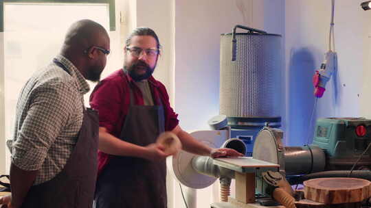 制造商教新员工如何在圆盘砂光机上塑造木碗
