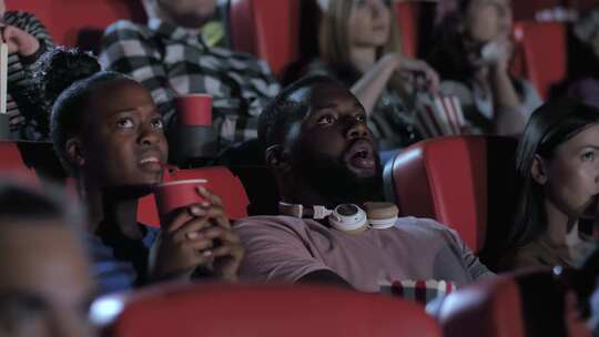 非裔美国夫妇看恐怖电影