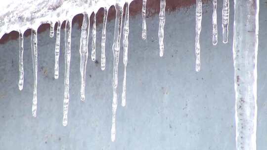 冬天屋檐下的冰柱