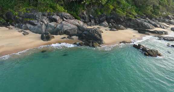 美丽海南万宁日月湾海边沙滩礁石海浪空镜头