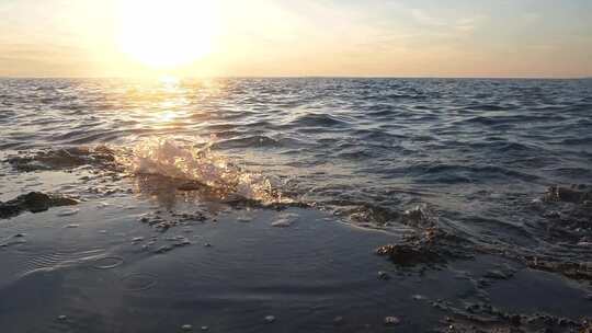 太阳照射海面波光粼粼