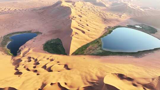 航拍内蒙古阿拉善巴丹吉林沙漠双色湖风景视频素材模板下载