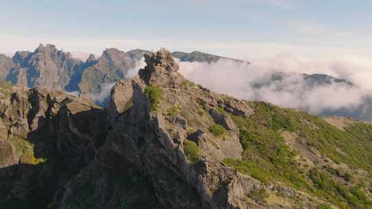 无人机飞越葡萄牙马德拉山区