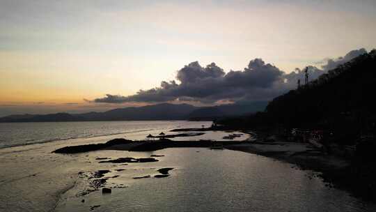 印度尼西亚巴厘岛日落时坎迪达萨海滩的无人