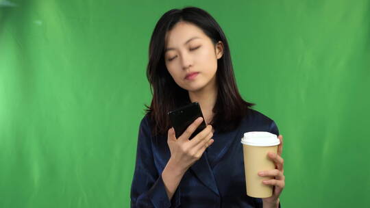 拿着咖啡打电话的年轻商务女性视频素材模板下载