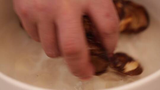 清洗香菇水发香菇