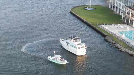 路易斯安那州新奥尔良，一艘豪华游艇摩托艇离开南方游艇俱乐部码头