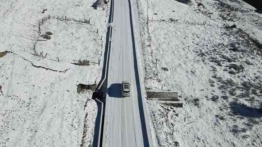 汽车行驶在川西积雪的公路