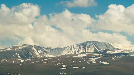 亚美尼亚的风景和山脉云在亚美尼亚雪峰上移