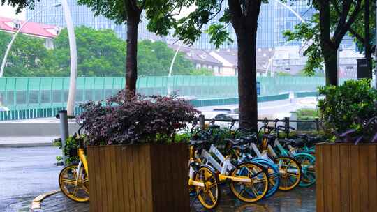 城市马路道路下雨天雨水雨滴街景街道街头风